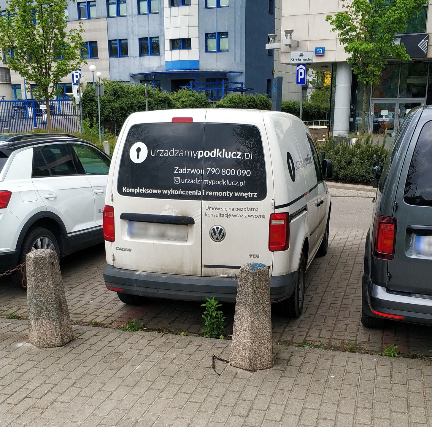 Samochód przed biurem Decorprojektu