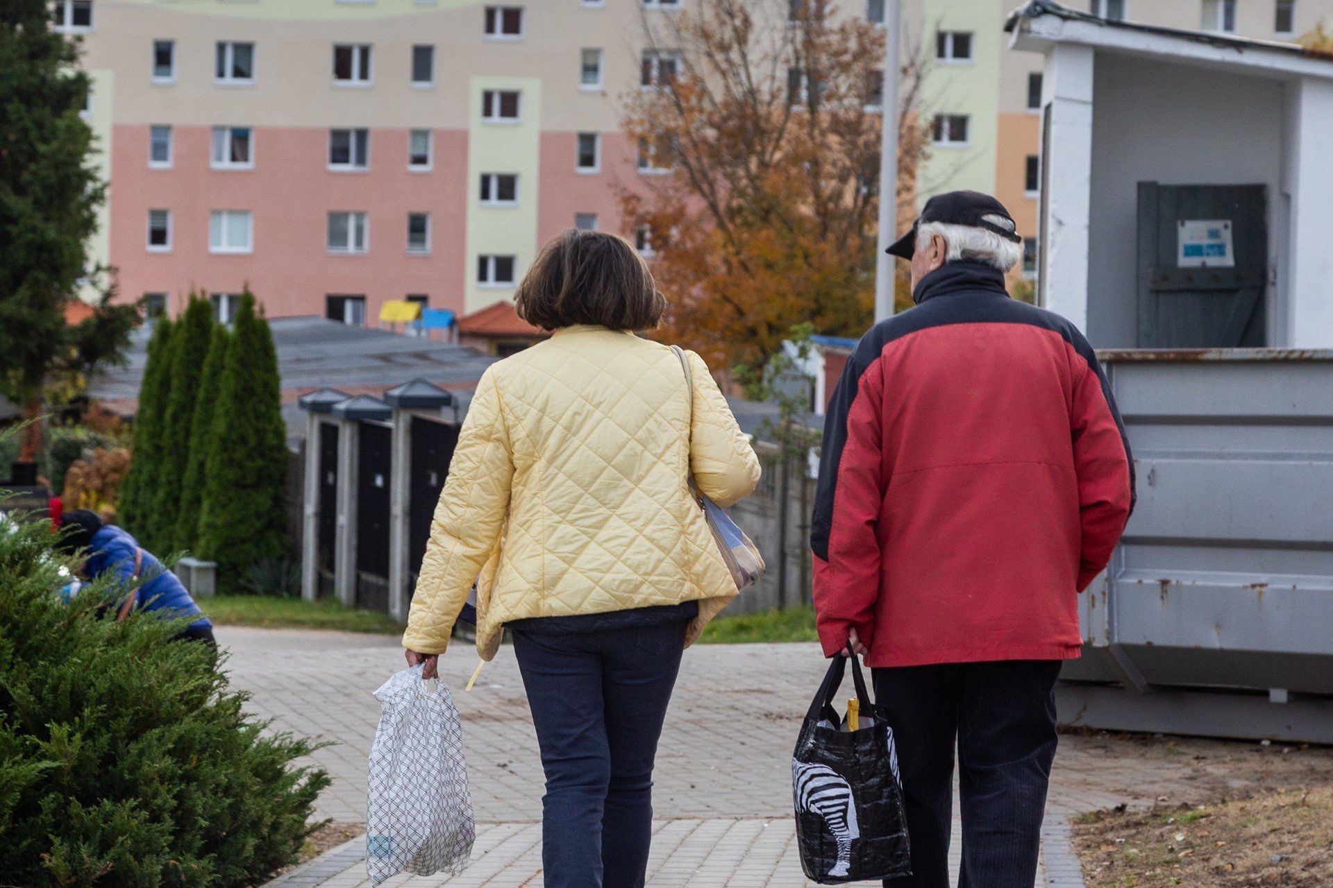 Mieszkańcy przybywają na poddębicką nekropolię.