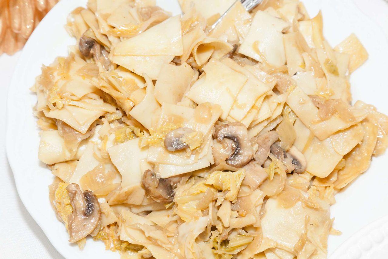 Łazanki z aromatycznymi pieczarkami i duszoną kapustą