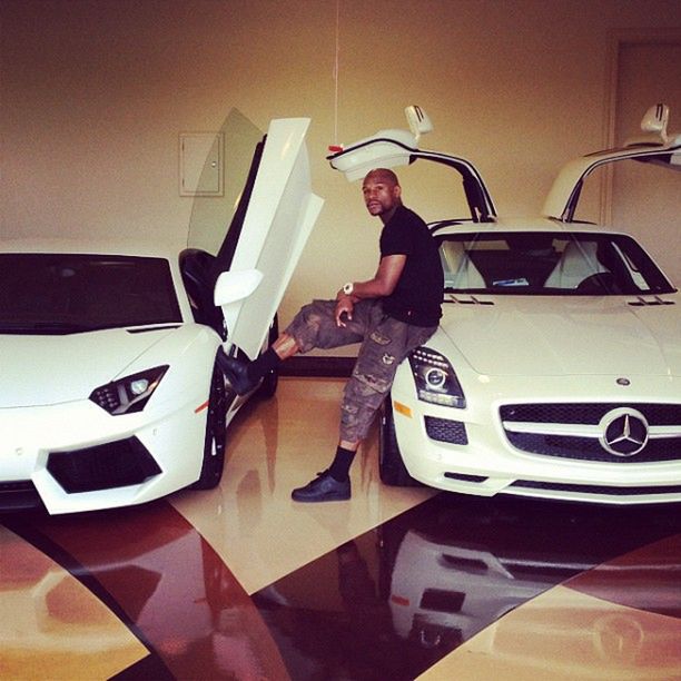 W garażu Floyda Mayweathera znajdziemy także Lamborghini Aventadora. Flagowy model ze stajni z Sant'Agata Bolognese, jak większość wozów boksera, pokryty jest białym lakierem. Jego sercem jest wolnossące V12 o pojemności 6,5 l. Rozwija ono aż 700 KM. Cała ta moc trafia na cztery koła. Pozwala ona rozpędzić Aventadora do 100 km/h w około 3 s.