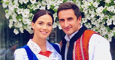 Paulina Krupińska bawi się na weselu w góralskim stroju