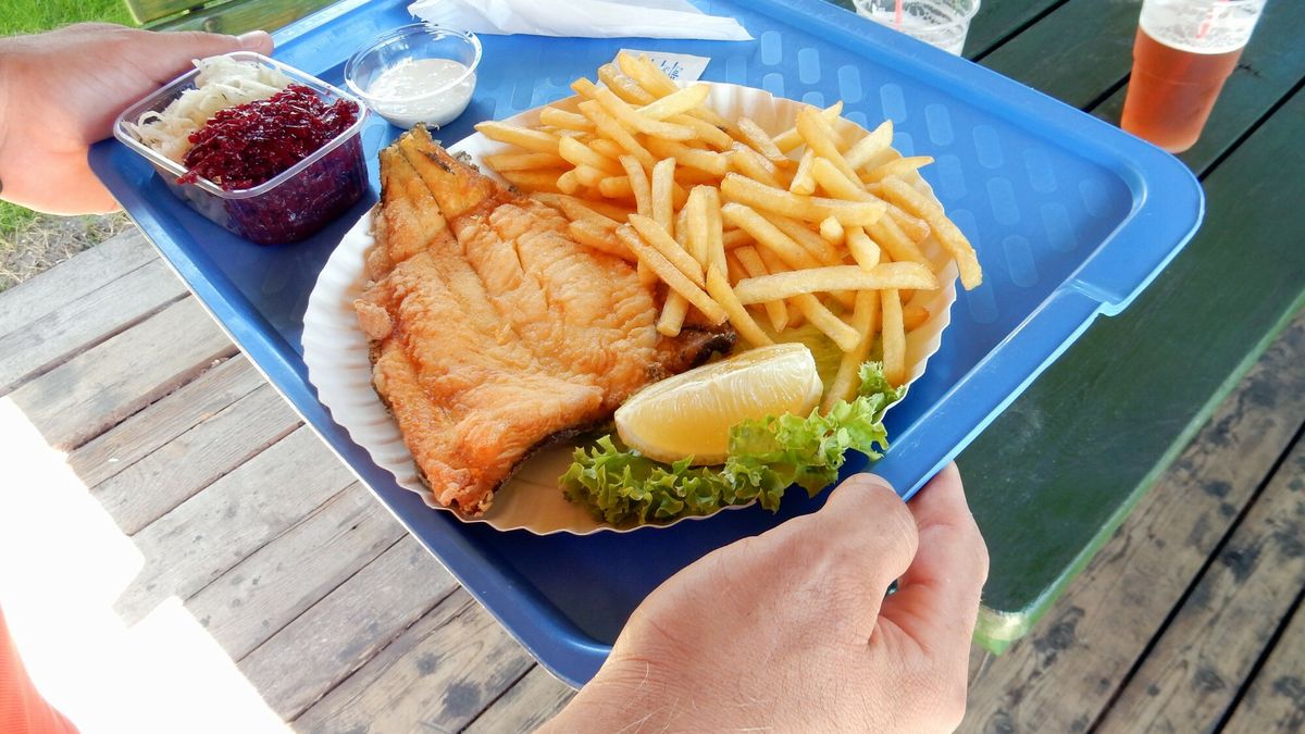 Obiad w smażalni ryb nad morzem