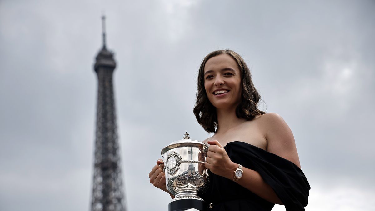 Iga Swiatek of Poland poses with the Coupe Suzanne-Lenglen at Pont de Bir-Hakeim near the Eiffel Tower in Paris, France, 11 June 2023. Swiatek won the Women's final match against Karolina Muchova of the Czech Republic during the French Open Grand Slam tennis tournament at Roland Garros on 10 June 2023. EPA/CHRISTOPHE PETIT TESSON Dostawca: PAP/EPA.