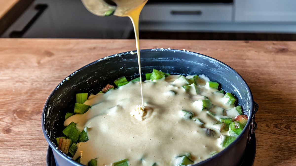 Ciasto z rarbarem najlepiej smakuje na świeżym powietrzu 