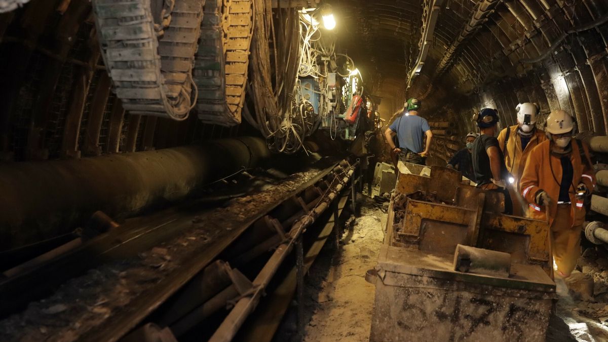 Sekretarz stanu Aktyw�w Pa?stwowych Artur Sobo? w kopalni Bogdanka
21.12.2020 BOGDANKA  WIZYTA SEKRETARZA STANU AKTYWOW PANSTWOWYCH ARTURA SOBONIA W LUBELSKIM WEGLU BOGDANKA. PO KONFERENCJI PRASOWEJ W TRAKCIE KTOREJ OGLOSZONO PLANY ROZWOJU KOPALNI MINISTER ZWIEDZIL KOPALNIE.     PRZODEK KOPALNIA WEGIEL KAMIENNY GORNIK BOGDANKA LUBELSKI WEGIEL BOGDANKA KORYTARZ POLE WINDA SZYB SZCZESC BOZE CECHOWNIA     NZ       FOT. LUKASZ KACZANOWSKI/POLSKA PRESS
FOT. LUKASZ KACZANOWSKI/POLSKA PRESS