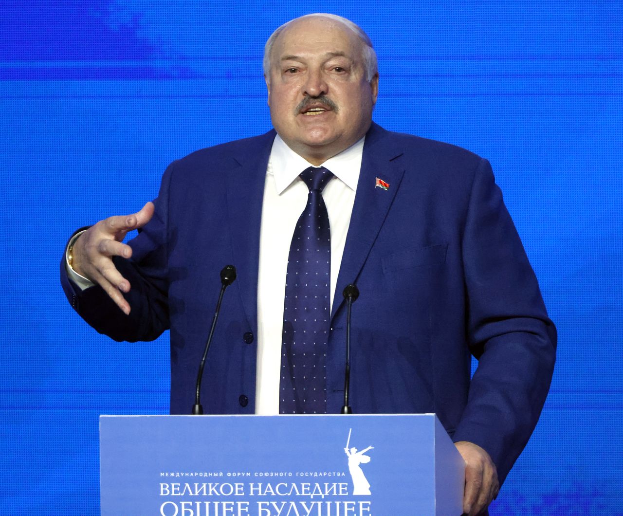 Łukaszenka żegna Stary Rok. Kamery uchwyciły drżenie podczas przemówienia