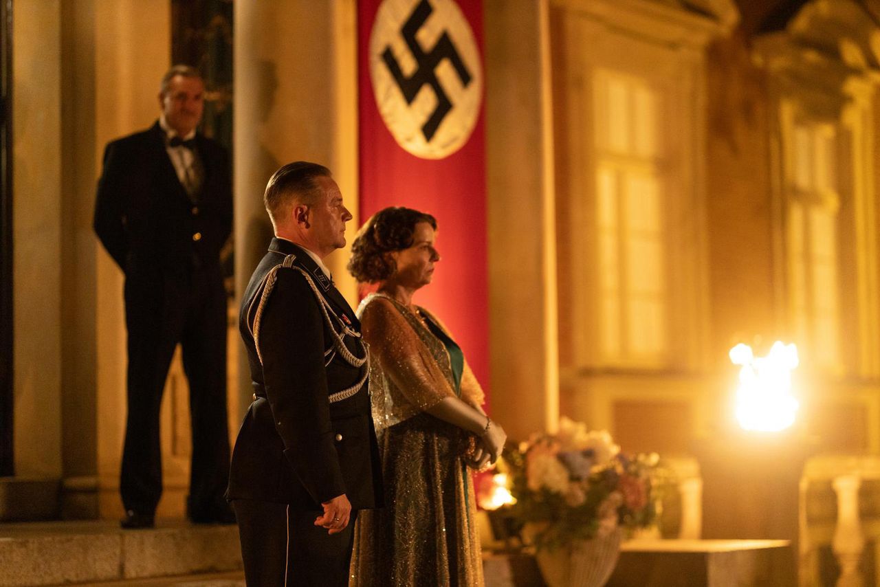 Eleganckie limuzyny, balowe suknie, a nad wszystkim - flagi ze swastykami. Byliśmy na planie "Breslau"