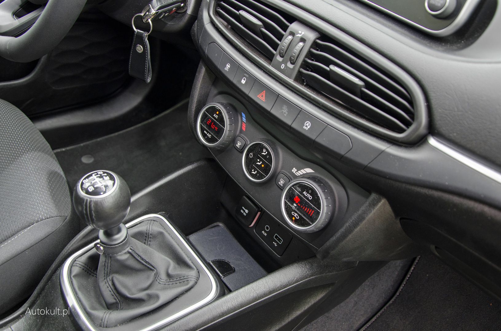 Nawet jeśli automatyczna, to klimatyzacja w Tipo będzie zawsze jednostrefowa.
