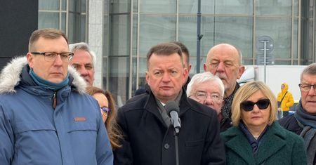 Gorąco na miesięcznicy smoleńskiej. Błaszczak: barbarzyńcy