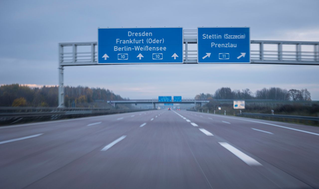 Kierowca leżał na niemieckiej autostradzie i prosił o pomoc. Zareagowała dopiero policja