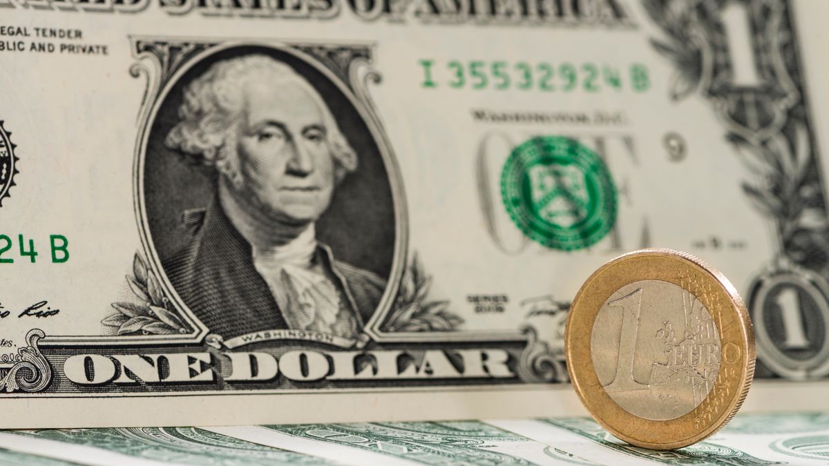 Kurs euro do dolara zrównał się po raz pierwszy od 20 lat