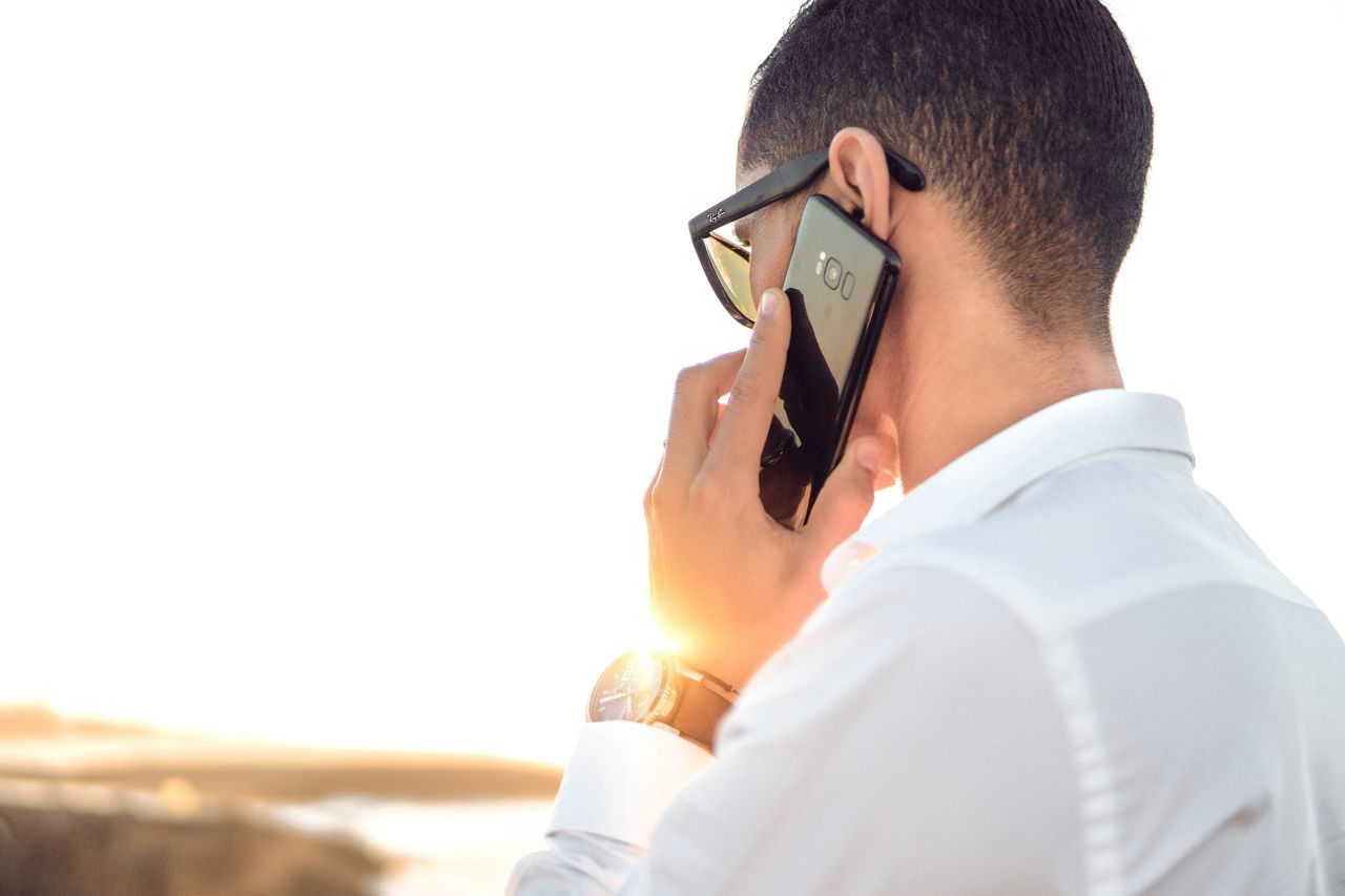 Nigdy nie odbieraj telefonu w ten sposób. Oszuści na to liczą