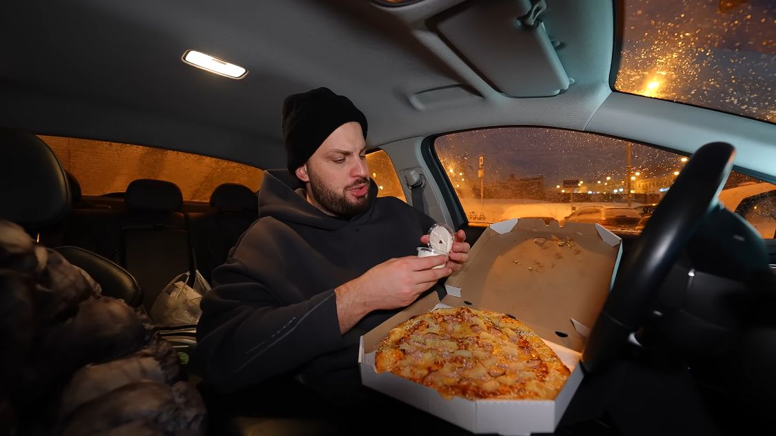 Wojek testuje pizzę