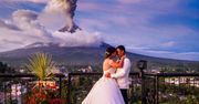 Zdjęcie ślubne na tle wybuchającego wulkanu. Jednocześnie zachwyca i przeraża