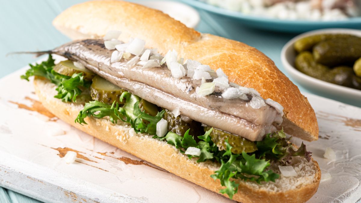 Bułka z matiasem to popularny street food w Holandii