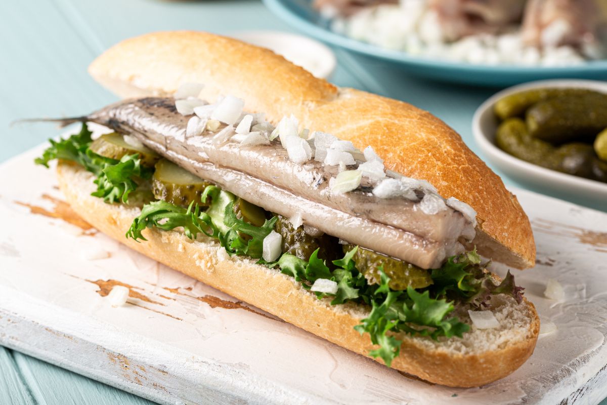 Lubisz śledzie? Zrób z nimi holenderską bułkę rybaka