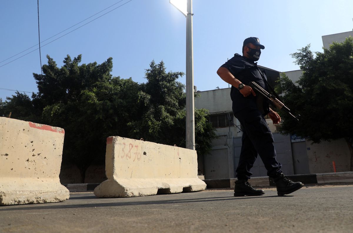 Palestyński policjant podczas patrolu w Strefie Gazy