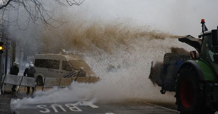 Bruksela sparaliżowana. Policja oblewana gnojówką, rozbite blokady