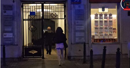 Szklane butelki leciały z okien w Warszawie. Ujawniono nowe fakty