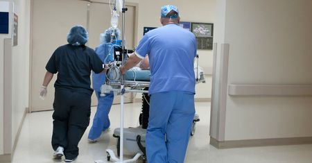 Szpital odwołał zaplanowane operacje. Teraz się tłumaczy