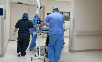 Szpital odwołał zaplanowane operacje. Teraz się tłumaczy