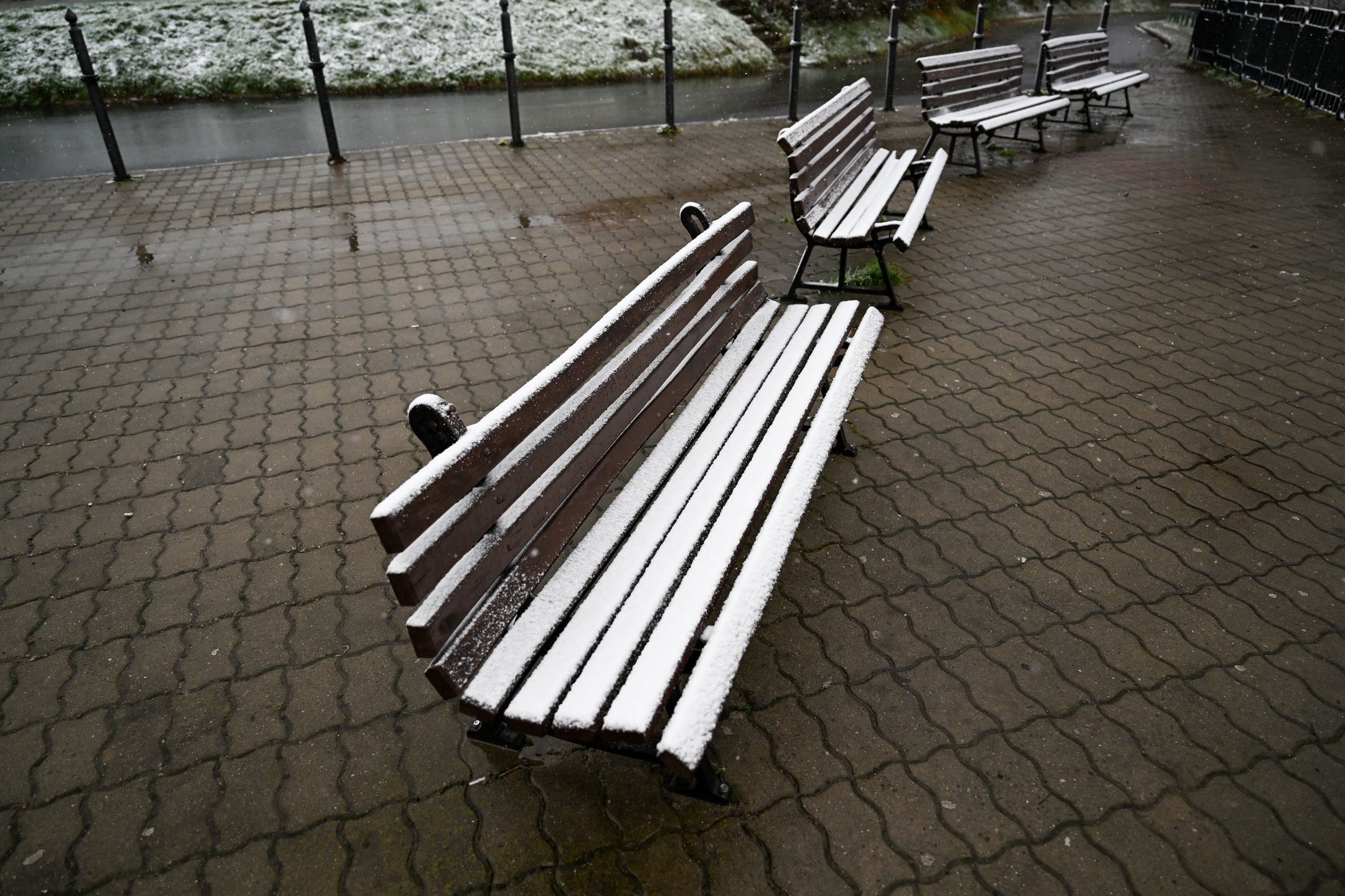 Przemyśl, 17.11.2022. Śnieg w Przemyślu, 17 bm. Do Polski dociera chłodne arktyczne powietrze. W najbliższych dniach w dużej części kraju zapowiadane są ujemne temperatury i opady śniegu. (jm) PAP/Darek Delmanowicz