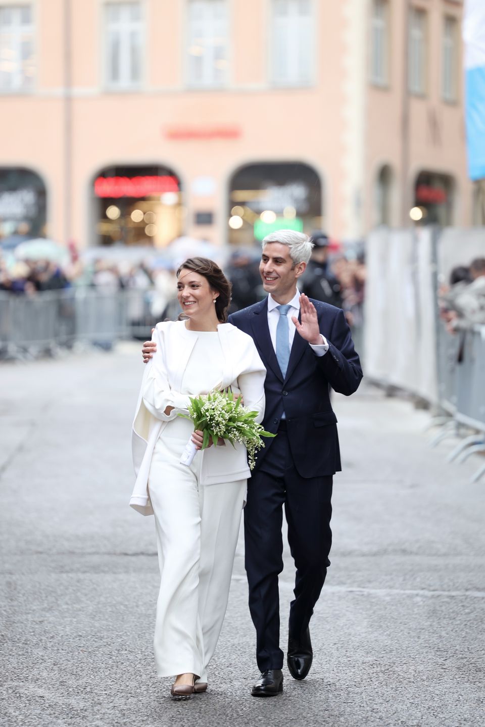 Księżniczka Aleksandra i Nicolas chętnie pozdrawiali poddanych dzieląc się z nimi swoją radością