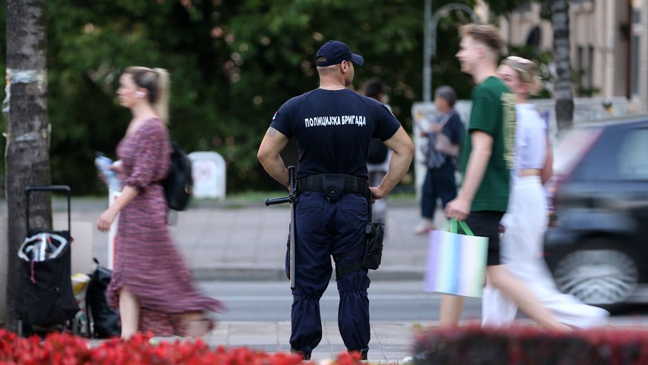 People pass by a police officer standing guard while activists light candles to mark the 29th anniversary of the Srebrenica genocide in Belgrade, Serbia, 11 July 2024. More than 8,000 Muslim men and boys were executed in the 1995 killing spree in Srebrenica, Bosnia and Herzegovina, considered to be the worst atrocity of Bosnia's 1992-95 war, after Bosnian Serb forces overran the town. EPA/ANDREJ CUKIC Dostawca: PAP/EPA.