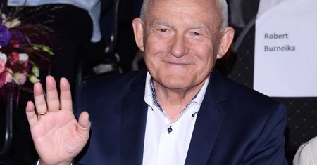 Leszek Miller pozdrawia ze spaceru po lesie. Były premier korzysta z pogody