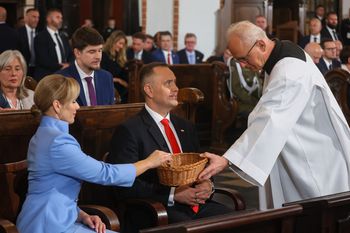 Hojny gest nowego prezydenta. Tyle Nawroccy dali na tacę