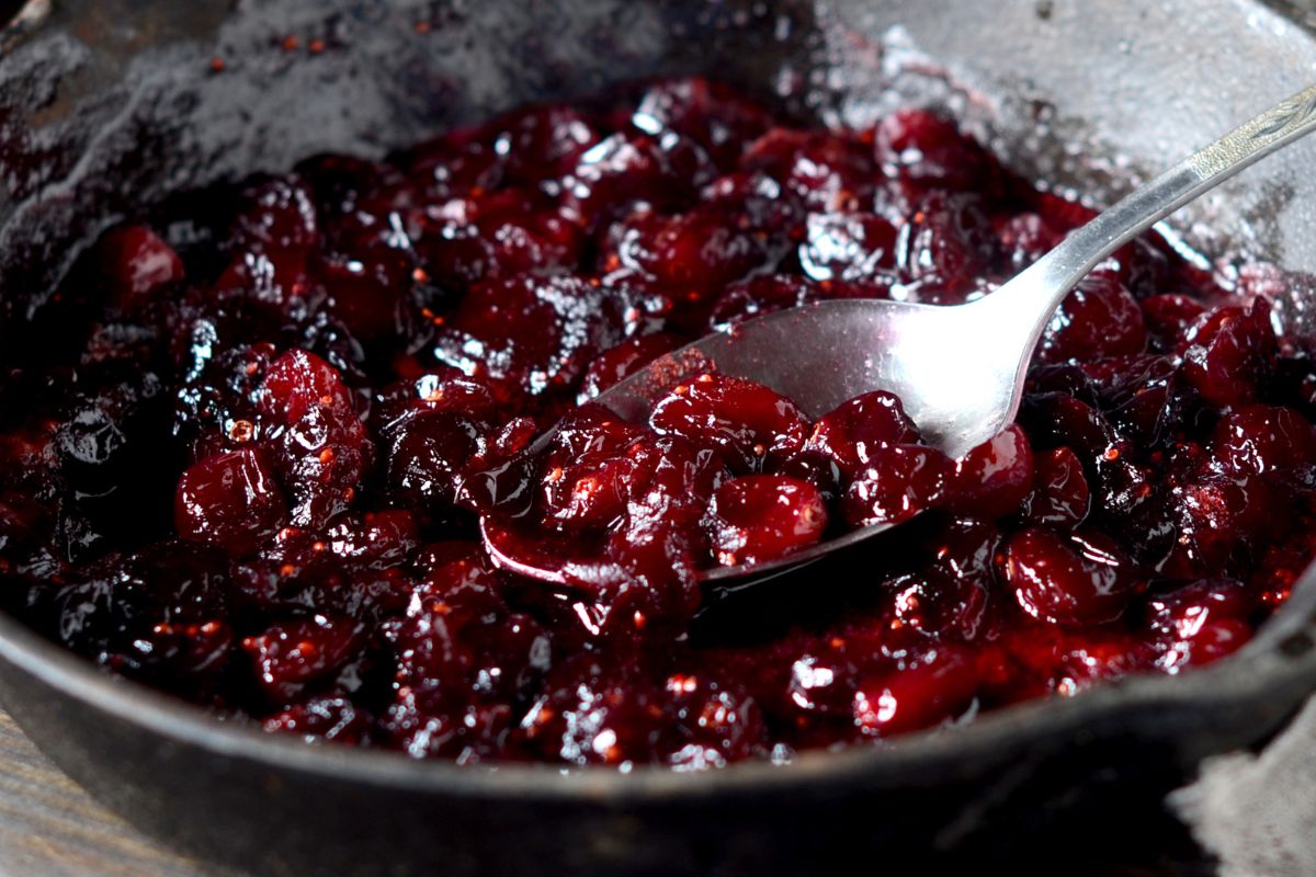 Złota proporcja sosu. Trzymaj się tych zasad, a żurawina wyjdzie lepsza niż u bacy