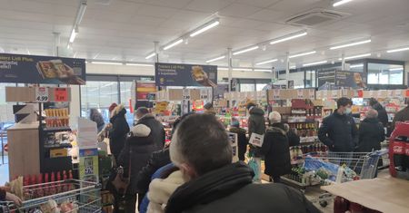 Ogromne kolejki w sklepach. Ludzie szykują się na sylwestra