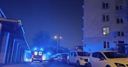 Wyszedł na balkon na papierosa i spadł. Jest w krytycznym stanie