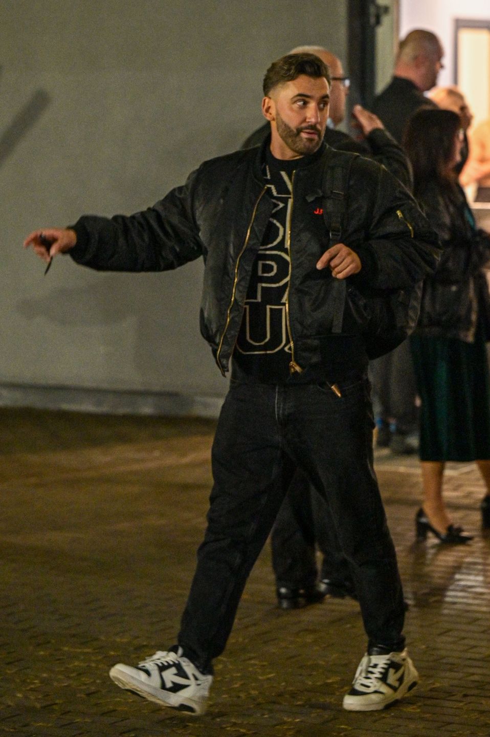 Gwiazdy pospiesznie opuszczają studio "TzG"