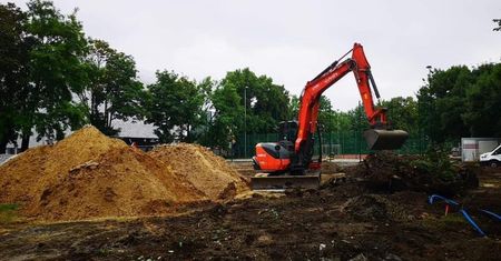 Wrocław. Nowy skatepark i boisko do siatkówki powstaną przy ul. Ślężnej. Ruszyła budowa