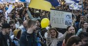 Rosjanie w Pradze przeciwko Putinowi. Zmienili rosyjską flagę