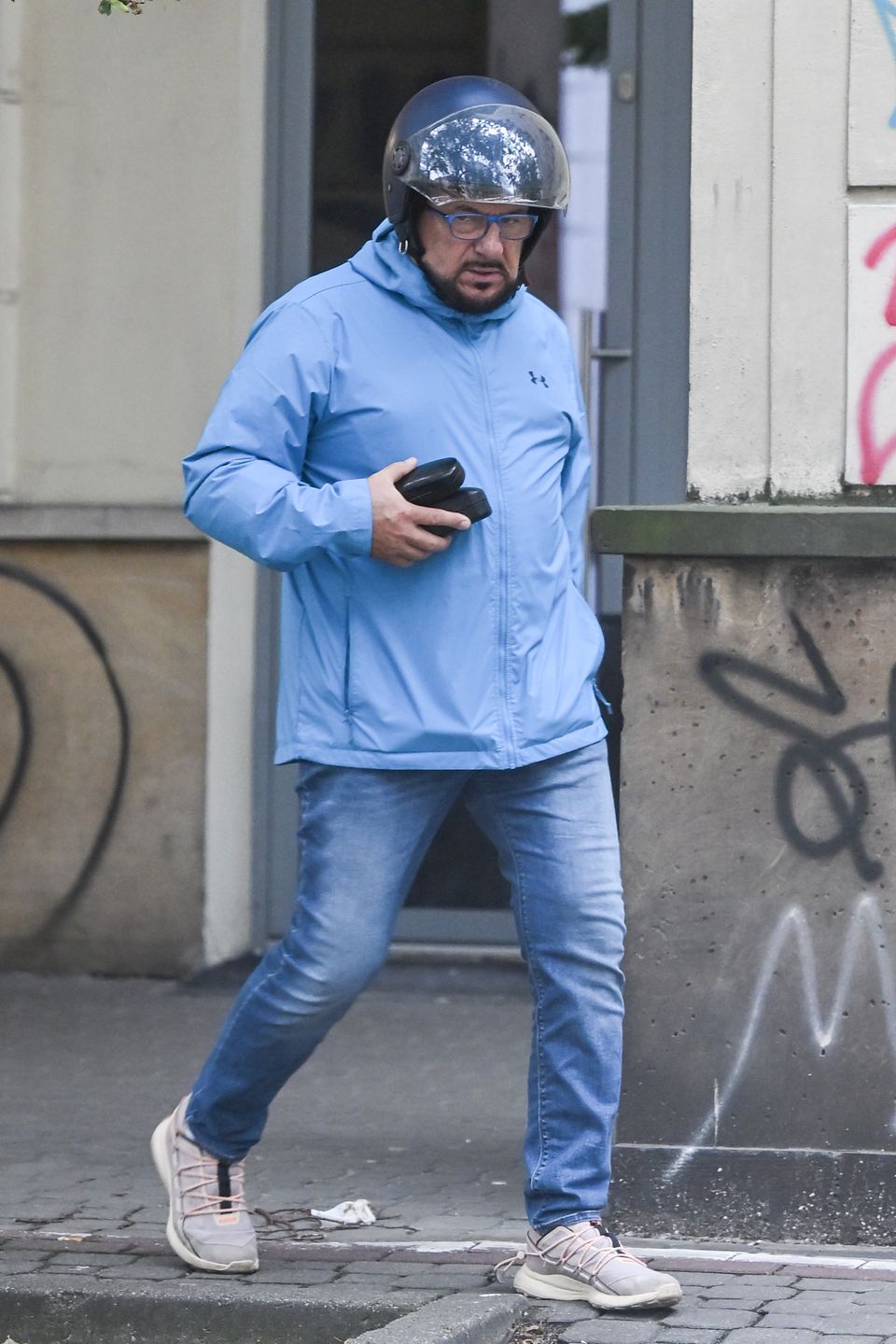Piotr Gąsowski jedzie skuterem po pasie dla rowerów