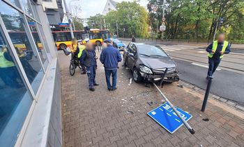 Wrocław: Wypadek w centrum. Samochód wypadł z jezdni