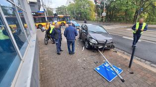 Wrocław: Wypadek w centrum. Samochód wypadł z jezdni