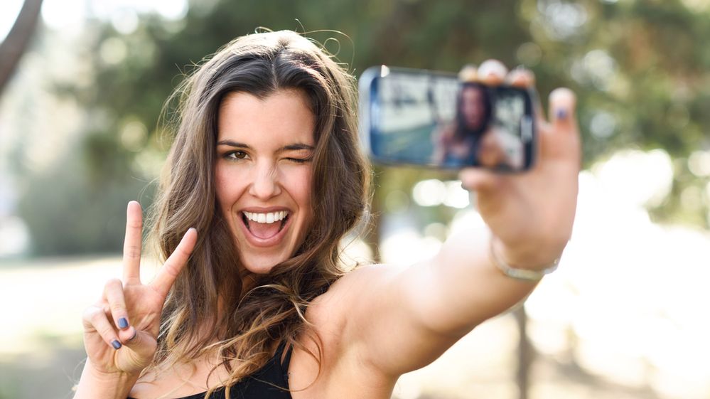 Kobieta wykonująca sobie zdjęcie z depositphotos