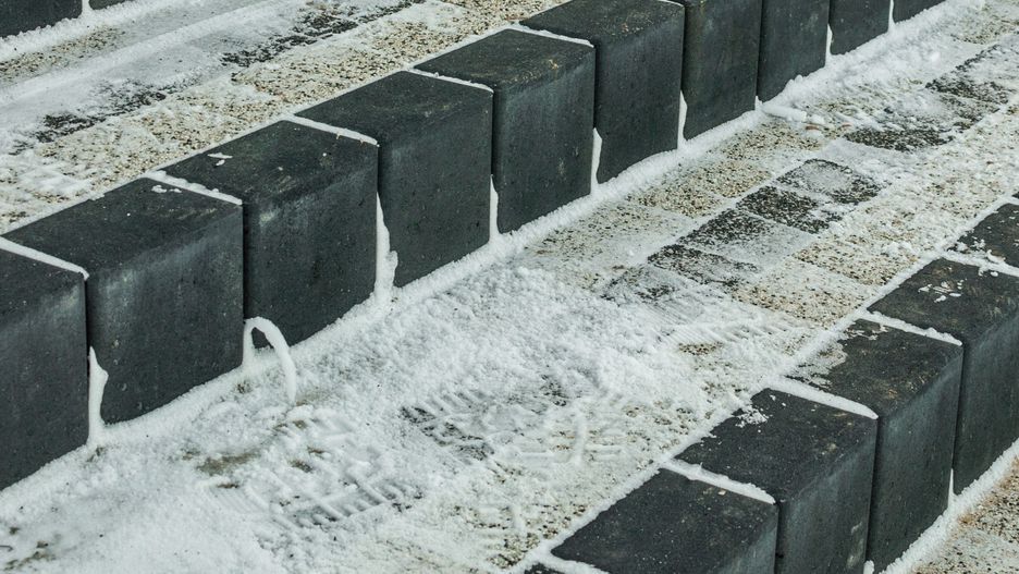 Co na oblodzoną kostkę brukową? 