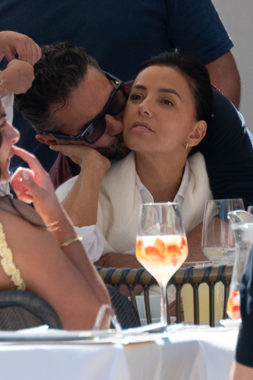 Naturalna Eva Longoria poszła z mężem na lunch