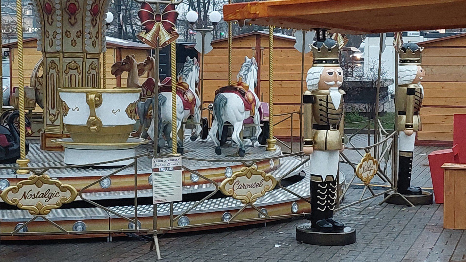 Tak wygląda świąteczny Jarmark Warszawski 2025 na trzy dni przed otwarciem.