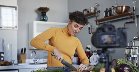 Dieta redukcyjna. Jakie są główne zasady, co jeść, a czego unikać? Poznaj sposób na zdrowe odżywianie