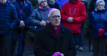 Arcybiskup Skworc rezygnuje z episkopatu, kontrowersje trwają