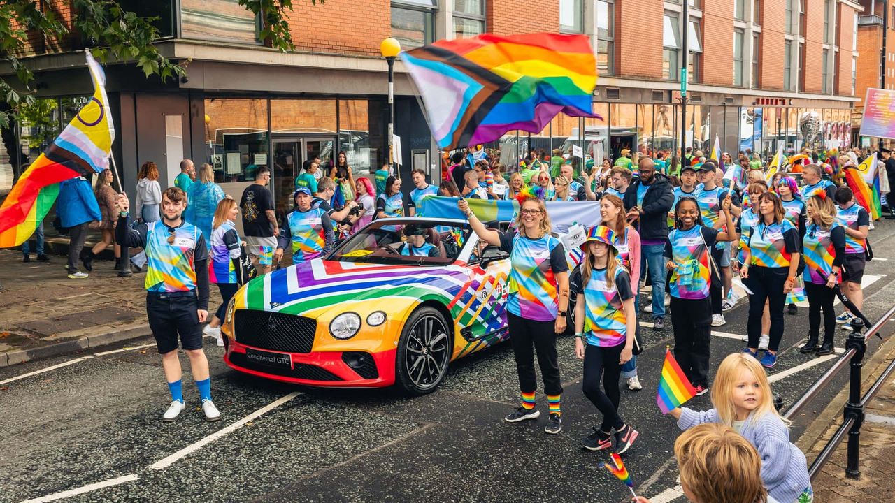 Tęczowy Continental GT wziął udział w Manchester Pride. Tak Bentley wspiera mniejszości