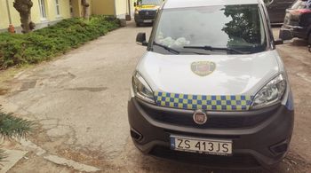 Pijany awanturnik kontra strażnicy miejscy. Zamiast być wdzięczny za pomoc, ruszył z furią