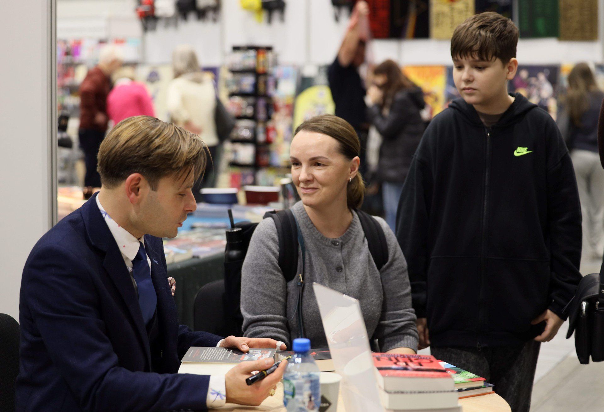 Lublin po raz pierwszy staje się literackim centrum regionu - na debiutanckich Targach Książki spotkają się autorzy, wydawcy i czytelnicy spragnieni świeżych historii. Do niedzieli (30.11) miasto pulsować będzie rozmowami o literaturze, premierami i inspirującymi spotkaniami, które mają szansę na stałe wpisać się w kulturalny kalendarz.