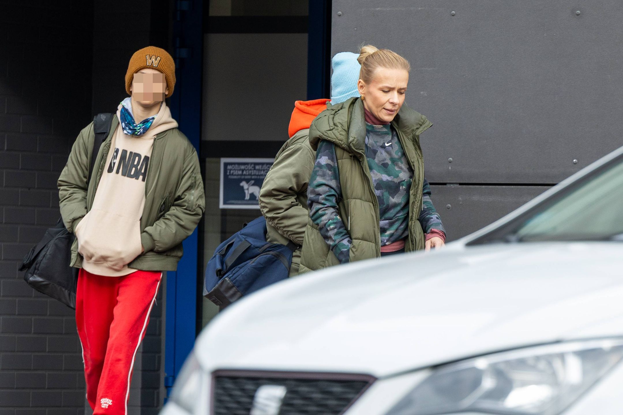 Aneta Zając wybrała się z synami na lodowisko