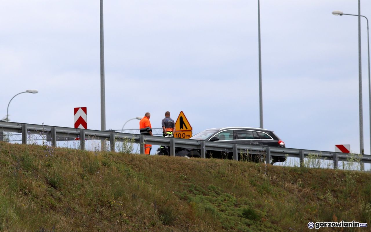Gorzów: Uderzył w barierki na S3. Porzucił opla i uciekł pieszo